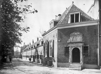 835561 Gezicht op de Vrijwoningen van de Fundatie van Maria van Pallaes (Agnietenstraat) te Utrecht met rechts het huis ...